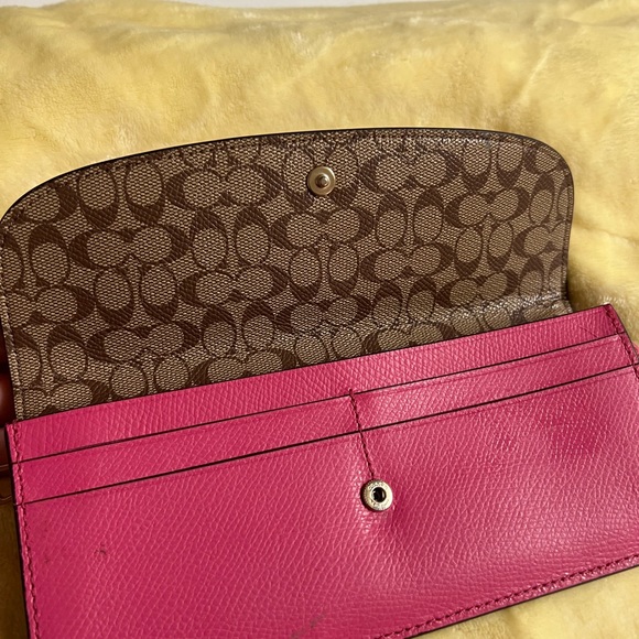 Pre owned pink Coach wallet very good condition a couple of small spots - Picture 3 of 6